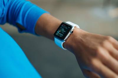 Компания Apple планирует добавить глюкометр в «умные» часы Apple Watch