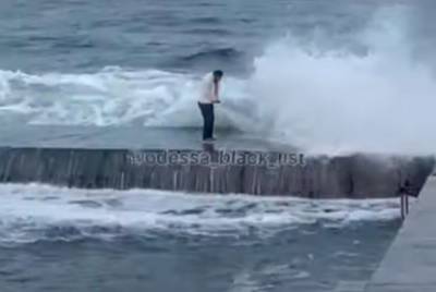 Посмотрел на волны: на одесском пляже чудом не смыло в море пьяного смельчака (видео)