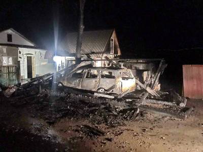 Ночью в Смоленской области сгорел гараж с автомобилем