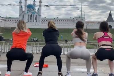 Российские фитоняши качали ягодицы возле мечети и вызвали скандал
