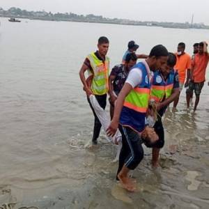 В результате столкновения катера и баржи в Бангладеш погибли 28 человек