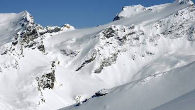 Три лыжника попали под лавину во Франции