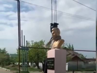 Жители Дагестана снесли новый бюст Сталина, чтобы не "сеять раздор" между нациями