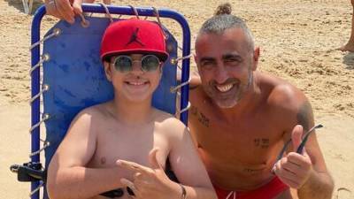 Парализованный мальчик в Ришон ле-Ционе впервые поплавал в море благодаря спасателю