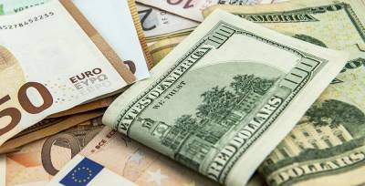 Биржа: доллар вырос, а евро упал на торгах 3 мая