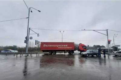Фура Великолукского мясокомбината столкнулась с автомобилем в Пскове