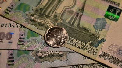 Курс рубля может начать рост вопреки сезонному фактору