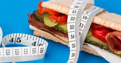 Не только переедание: диетолог назвала пять вредных привычек, мешающих похудеть