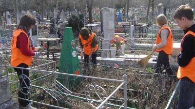 В Башкирии стартовали субботники на кладбищах