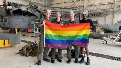 Опубликовано первое фото ЛГБТ-экипажа в ВМС США