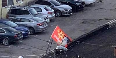В Днепре на улице Калиновой неизвестные вывесили на крыше здания красный флаг с портретом Сталина - видео - ТЕЛЕГРАФ