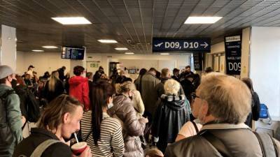 Агрессивное поведение пассажира вынудило эвакуировать аэропорт в Мурманске