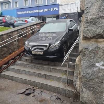 Mercedes застрял на лестнице в Зеленограде