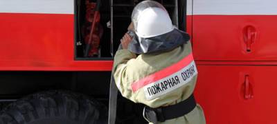 Спасать от огня дачу под Петрозаводском бросились 8 пожарных