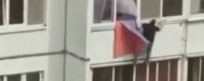 Мужчина в Смоленске выпал из окна пятого этажа и остался жив