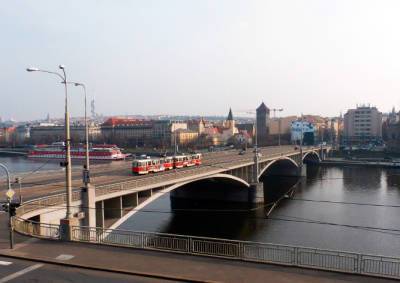 В Праге иностранец спрыгнул с моста в реку