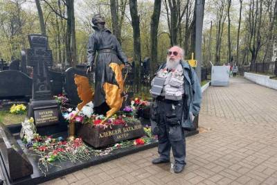 Анатолий Вассерман провел экскурсию по воинскому мемориалу, почтив память героев ВОВ