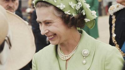 Какой цвет королева Елизавета II носит чаще всего