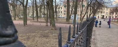 Из-за штормового предупреждения парки и скверы Петербурга закрыли