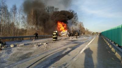 В Екатеринбурге столкнулись и загорелись три грузовика, один из которых вез опасный груз