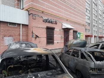 На улице Батюшкова сгорели три автомобиля, четвертый - отстояли пожарные