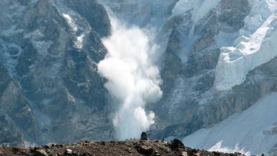 Лавина накрыла пятерых туристов на перевале в Бурятии