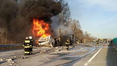 Под Екатеринбургом загорелась взрывоопасная фура