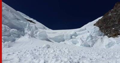 Пять туристов оказались в зоне схода лавины в Бурятии