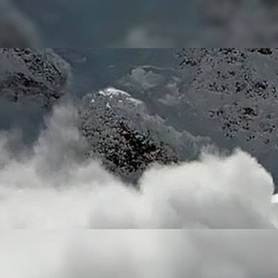 В Бурятии группу туристов накрыло снежной лавиной