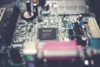 Исследователи подробно описали три новые уязвимости Intel и AMD и мира