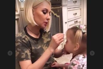 Лера Кудрявцева сделала макияж своей двухлетней дочери