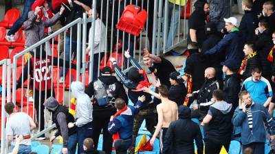 Скандал в Туле: фанаты "Спартака" и "Арсенала" забросали друг друга креслами. Фото/видео