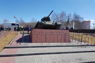 В Сургуте установили восстановленный танк Т-34