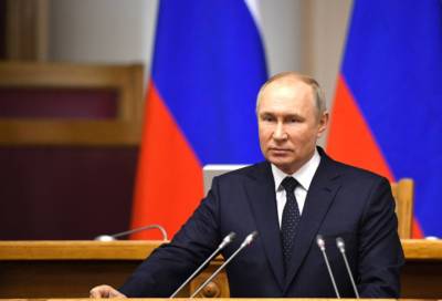 Владимир Путин поручил выплатить по 10 тыс. рублей семьям с детьми от шести лет