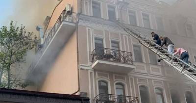 В Одессе произошел пожар в ресторане: огонь перекинулся на здание (фото, видео)