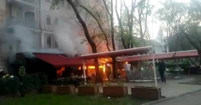 Пожар охватил здание ресторана и отеля в Одессе, люди оказались в ловушке (фото и видео)