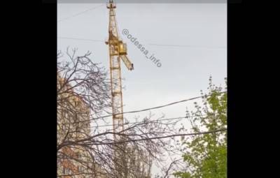 В Одессе мужчина залез на башенный кран и пил пиво, пока спасатели пытались его снять: видео