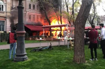 В Одессе загорелся ресторан, пламя перекинулось на гостиницу: фото, видео