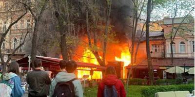 В центре Одессы горело здание ресторана и отеля — фото, видео
