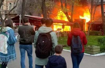 Большой пожар в Одессе! Горит популярный ресторан, людей эвакуируют (ВИДЕО)