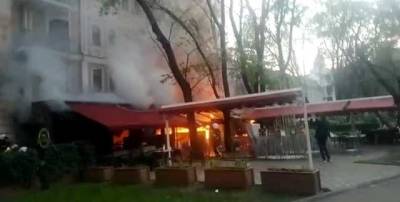 Пожар охватил здание ресторана и отеля в Одессе, люди оказались в ловушке