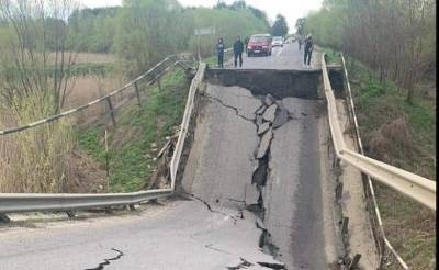 Во Львовской области рухнул мост, трасса на Львов перекрыта