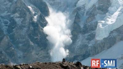 В горах Бурятии трое туристов попали под снежную лавину