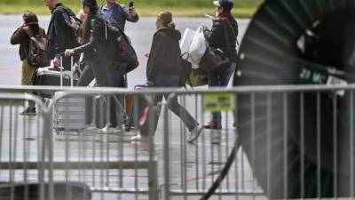 Россия начала вывозить своих дипломатов из Чехии: Прагу покинуло более 50 человек