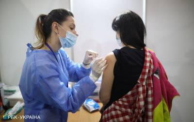 Центры вакцинации в Киеве и Львове привили в первый день работы менее 2000 человек