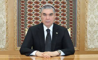 В Туркменистане чиновников обязали побрить головы в память о смерти отца президента