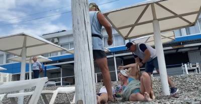 "За комфорт нужно платить": Директор сочинского пляжа выгнал девушек из-под зонтика