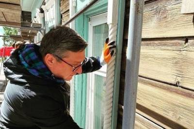 Замгубернатора Томские области принял участие в восстановлении деревянного зодчества