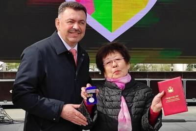 Первые лица вручили звания почетных граждан двум читинцам в День города