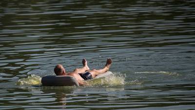 В МЧС предупредили об опасности плавания на надувных матрасах